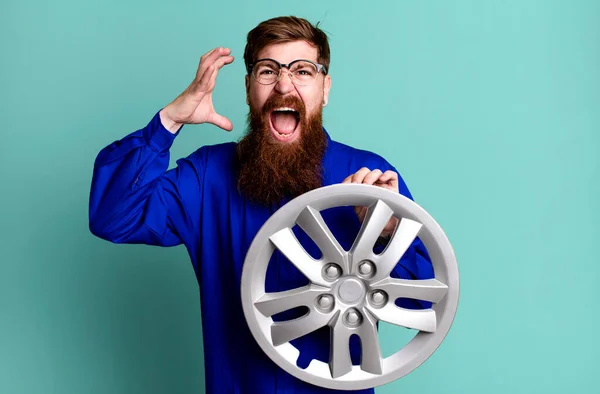 Long Beard Man Screaming Hands Air Car Mechanic Concept — Stock Photo, Image