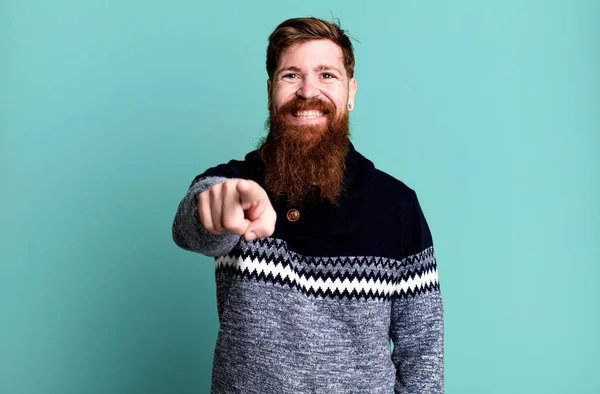 Длинная Борода Рыжие Волосы Мужчина Указывая Камеру Выбирая — стоковое фото