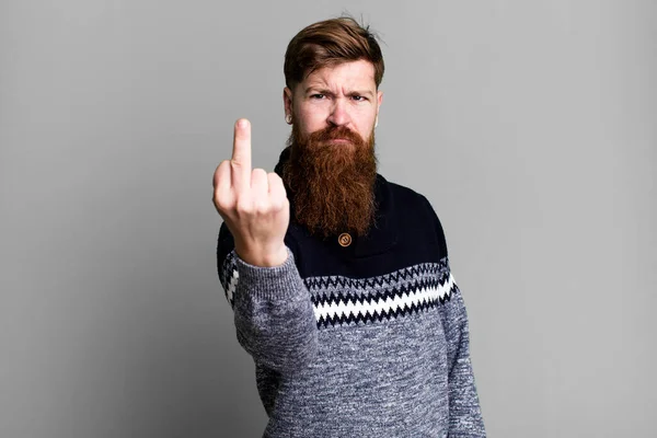 Barba Larga Pelirroja Hombre Sintiéndose Enojado Molesto Rebelde Agresivo —  Fotos de Stock