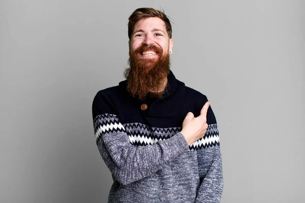Barba Longa Homem Cabelo Vermelho Sorrindo Alegremente Sentindo Feliz Apontando — Fotografia de Stock