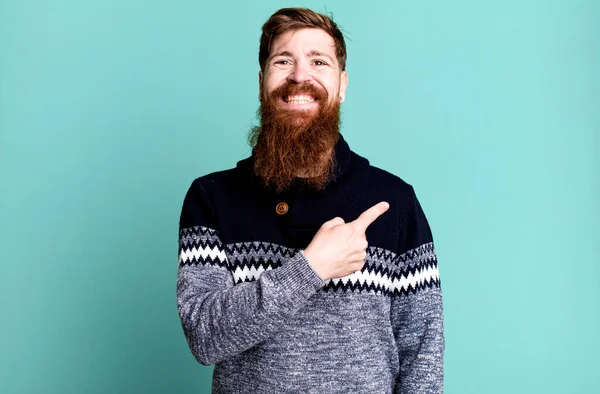 Длинная Борода Рыжие Волосы Мужчина Смотрит Взволнованный Удивленный Указывая Сторону — стоковое фото