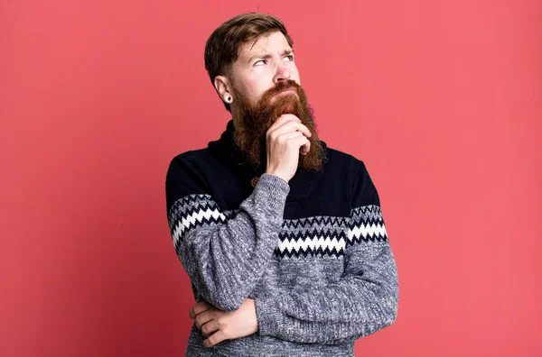 Barba Longa Cabelo Ruivo Homem Pensando Sentindo Duvidoso Confuso — Fotografia de Stock