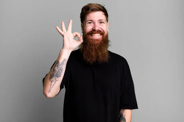 Длинная Борода Рыжие Волосы Мужчина Чувствует Себя Счастливым Показывая Одобрение — стоковое фото