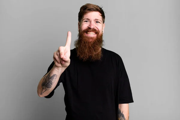 Longa Barba Cabelo Vermelho Homem Sorrindo Olhando Amigável Mostrando Número — Fotografia de Stock