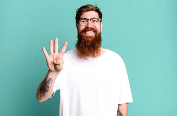 Langer Bart Und Rotes Haar Mann Lächelt Und Sieht Freundlich — Stockfoto