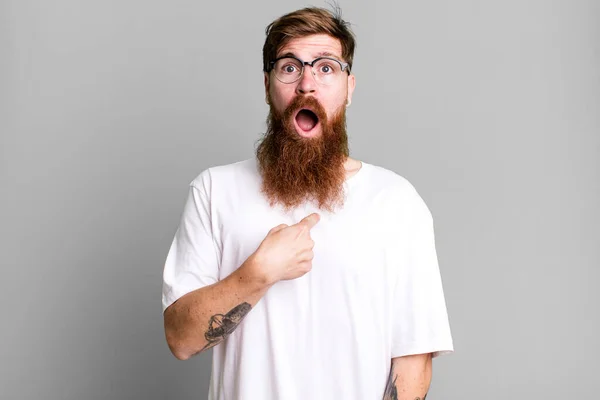 Barba Longa Cabelo Ruivo Homem Olhando Chocado Surpreso Com Boca — Fotografia de Stock