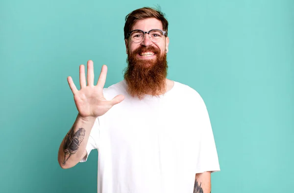 Longa Barba Cabelo Vermelho Homem Sorrindo Olhando Amigável Mostrando Número — Fotografia de Stock