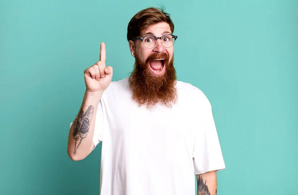 Barba Longa Cabelo Ruivo Homem Sentindo Como Gênio Feliz Animado — Fotografia de Stock