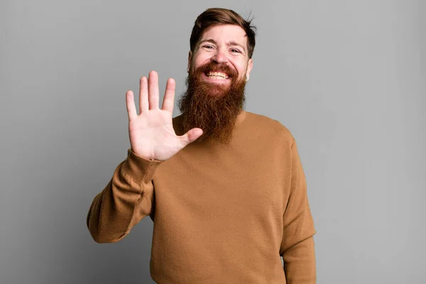 Длинная Борода Рыжие Волосы Мужчина Улыбается Счастливо Машет Рукой Приветствуя — стоковое фото