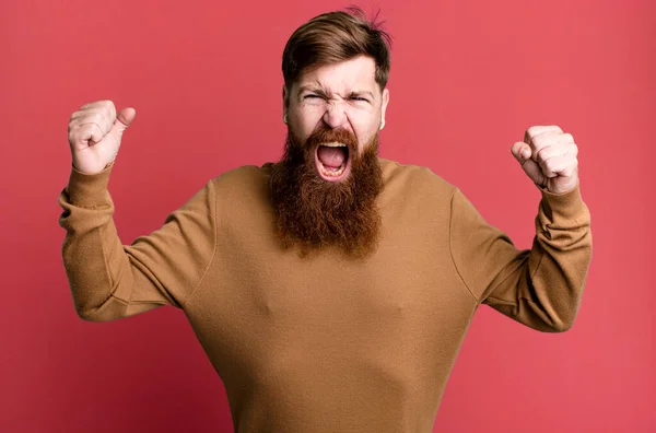 Langer Bart Und Rotes Haar Mann Schreit Aggressiv Mit Wütendem — Stockfoto