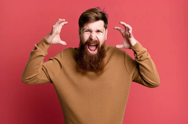 Longa Barba Cabelo Ruivo Homem Gritando Com Mãos — Fotografia de Stock
