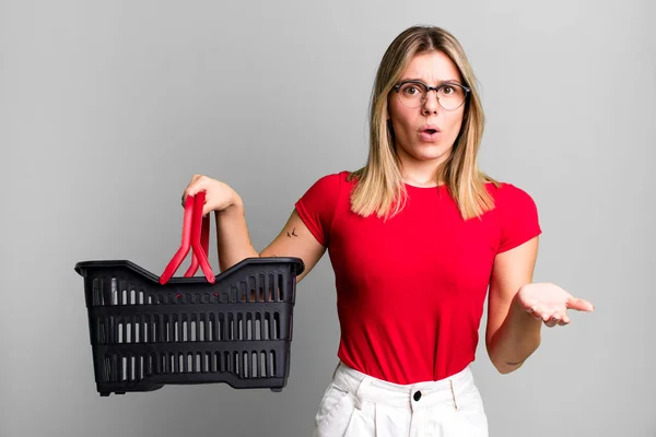 Young Pretty Woman Amazed Shocked Astonished Unbelievable Surprise Empty Shopping — ストック写真