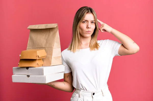 Young Pretty Woman Feeling Confused Puzzled Showing You Insane Delivery — Stock Photo, Image