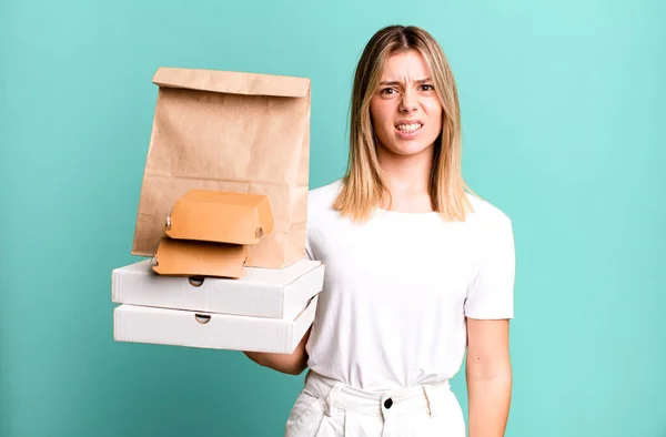 Young Pretty Woman Feeling Puzzled Confused Delivery Take Away Food — Stock Photo, Image
