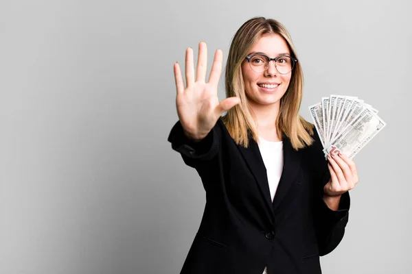 Jonge Mooie Vrouw Glimlachend Vriendelijk Toont Nummer Vijf Bedrijfs Geldconcept — Stockfoto
