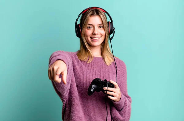 Mujer Bonita Joven Apuntando Cámara Eligiéndote Gamer Con Auriculares Controlador —  Fotos de Stock