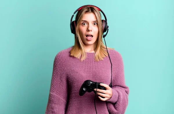 Jonge Mooie Vrouw Kijkt Zeer Geschokt Verrast Gamer Met Headset — Stockfoto