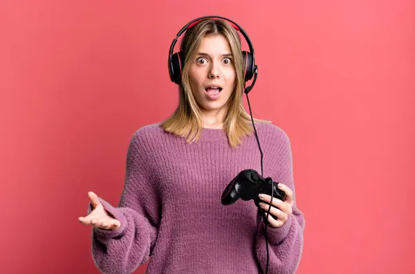 Jeune Jolie Femme Étonnée Choquée Étonnée Une Incroyable Surprise Gamer — Photo
