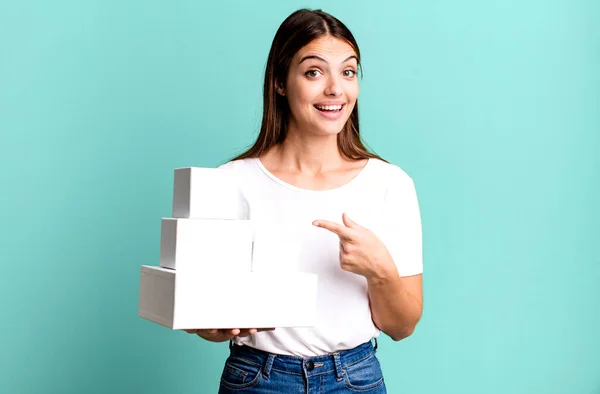 Joven Bonita Mujer Mirando Emocionado Sorprendido Señalando Lado Cajas Blancas — Foto de Stock