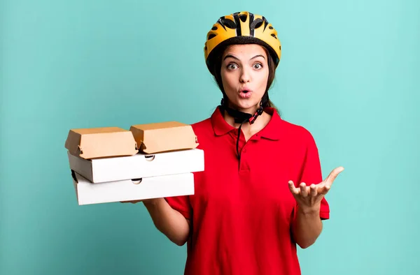 Young Pretty Woman Feeling Extremely Shocked Surprised Pizza Delivery Concept — ストック写真