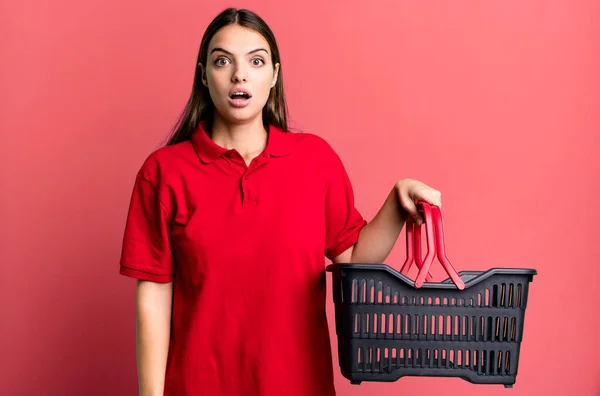 Young Pretty Woman Looking Very Shocked Surprised Empty Shopping Basket — Foto Stock