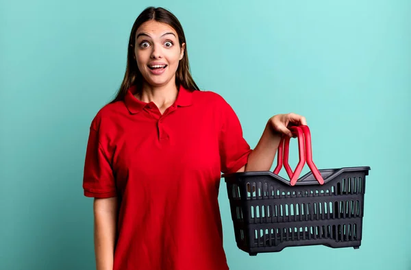 Young Pretty Woman Looking Happy Pleasantly Surprised Empty Shopping Basket — Φωτογραφία Αρχείου