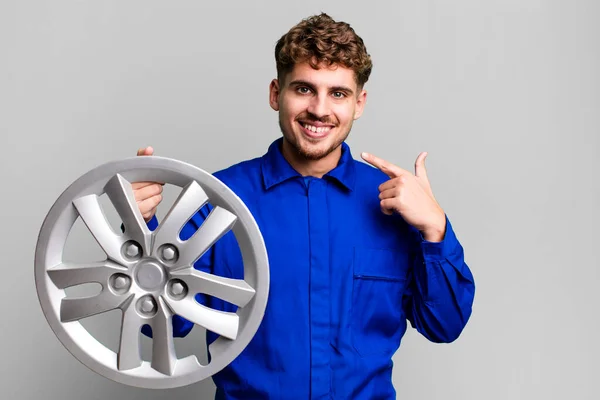 若い大人の白人男性は自信を持って笑顔を見せています 車修理工や整備士の概念は — ストック写真
