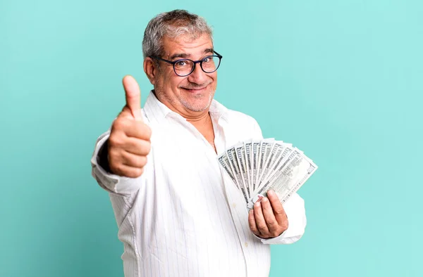 Hombre Mayor Mediana Edad Sintiéndose Orgulloso Sonriendo Positivamente Con Los — Foto de Stock