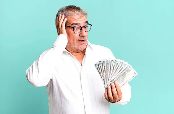 Hombre Mayor Mediana Edad Sintiéndose Feliz Emocionado Sorprendido Concepto Billetes — Foto de Stock