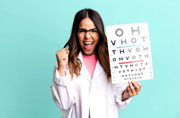 Mujer Bonita Hispana Sintiéndose Conmocionada Riendo Celebrando Éxito Concepto Optometría —  Fotos de Stock