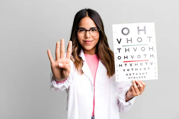 Latijns Amerikaanse Mooie Vrouw Glimlachend Vriendelijk Toont Nummer Vier Optometrie — Stockfoto