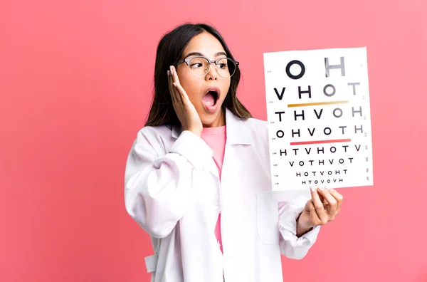 Hispânico Mulher Bonita Sentindo Feliz Animado Surpreso Conceito Optometria — Fotografia de Stock