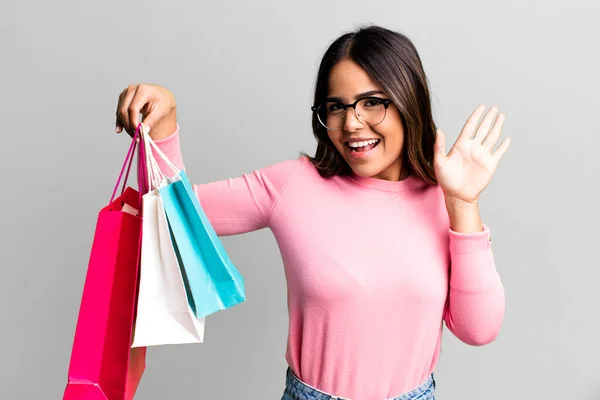 女性は笑顔で手を振って歓迎し挨拶する 買い物のコンセプト — ストック写真