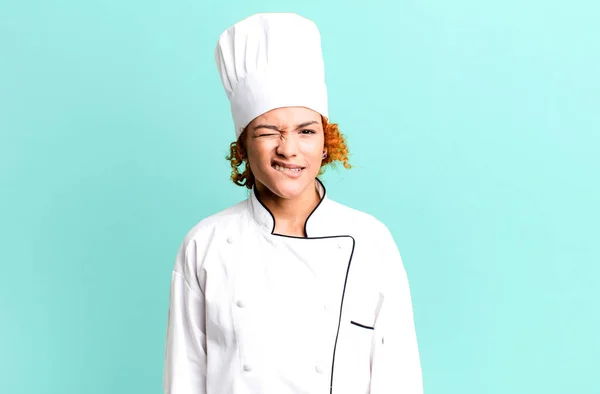 Rood Haar Mooie Vrouw Kijken Verbaasd Verward Chef Kok Concept — Stockfoto