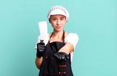 Mutlu bir şekilde gülümsemek ve bir konsept sunmak. Kasap konsepti