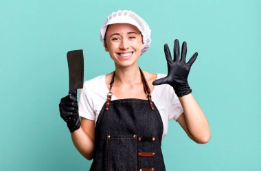 Gülümsüyor ve arkadaş canlısı görünüyor, beş numarayı gösteriyor. Kasap konsepti