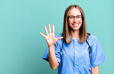 Gülümsüyor ve arkadaş canlısı görünüyor, beş numarayı gösteriyor. hemşire konsepti