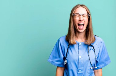 Saldırgan bir şekilde bağırıyordu, çok sinirli görünüyordu. hemşire konsepti