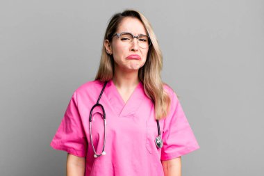 Üzgün ve mızmız hissediyorum. Mutsuz bir bakışla ve ağlamayla. hemşire konsepti