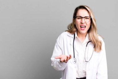 Kızgın, sinirli ve hayal kırıklığına uğramış görünüyor. Tıp öğrencisi ya da doktor.