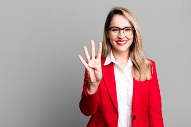 Gülümsüyor ve dost canlısı görünüyor, dört numarayı gösteriyor. iş kavramı