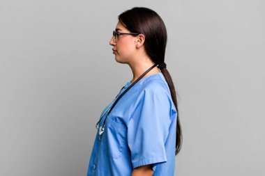 Profil görüşünde düşünmek, hayal etmek ya da hayal kurmak. hemşire konsepti