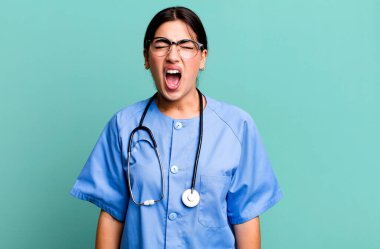 Saldırgan bir şekilde bağırıyordu, çok sinirli görünüyordu. hemşire konsepti