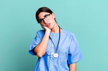 Sıkıldım, hayal kırıklığına uğradım ve yorucu bir günün ardından uykum geldi. hemşire konsepti