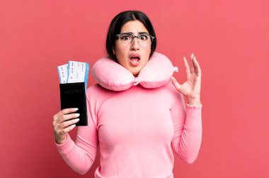 Elleri havada çığlık atıyorlardı. uçuş yolcu kavramı