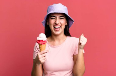 Şok oldum, güldüm ve başarıyı kutladım. dondurma ve yaz konsepti