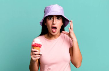 Elleri havada çığlık atıyorlardı. dondurma ve yaz konsepti