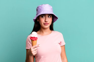 Üzgün, üzgün ya da kızgın hissedip bir tarafa bakıyorum. dondurma ve yaz konsepti