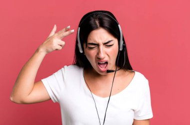 Mutsuz ve stresli görünüyor, intihar jesti silah işareti yapıyor. tele pazarlamacı kavramı