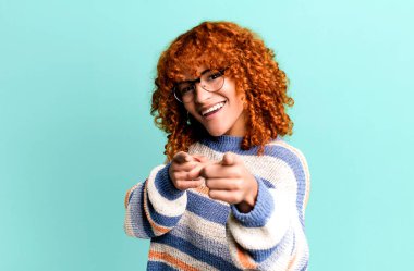 kızıl saçlı güzel bir kadın mutlu, havalı, tatmin olmuş, rahat ve başarılı, kameraya çevrilmiş, seni seçiyor.